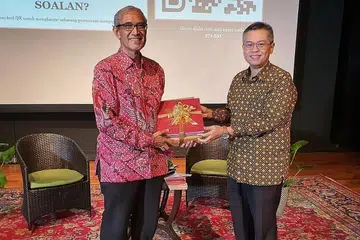 BINCANG BUDAYA: Encik Zainul Abidin Rasheed (kiri) di sesi pertama edisi kedua Siri Cendekiawan Lestari anjuran Yayasan Warisan Melayu (MHF), bersama moderator MHF, Dr Norshahril Saat. - Foto FACEBOOK MALAY HERITAGE FOUNDATION