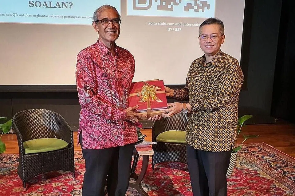 BINCANG BUDAYA: Encik Zainul Abidin Rasheed (kiri) di sesi pertama edisi kedua Siri Cendekiawan Lestari anjuran Yayasan Warisan Melayu (MHF), bersama moderator MHF, Dr Norshahril Saat. - Foto FACEBOOK MALAY HERITAGE FOUNDATION