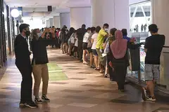 BERATUR UNTUK JALANI SWAB: Orang ramai beratur untuk menjalani ujian swab Covid-19 di Our Tampines Hub setelah Kementerian Kesihatan (MOH) meminta semua kakitangan, penyedia khidmat dan kakitangan penyewa di pusat itu untuk diuji memandangkan kes Covid-19 yang berpotensi meningkat. - Foto BH oleh KHALID BABA
