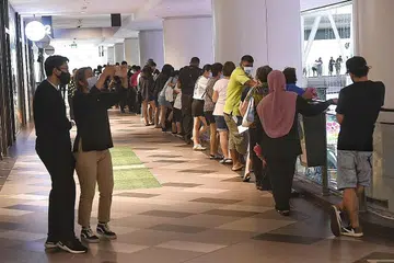 BERATUR UNTUK JALANI SWAB: Orang ramai beratur untuk menjalani ujian swab Covid-19 di Our Tampines Hub setelah Kementerian Kesihatan (MOH) meminta semua kakitangan, penyedia khidmat dan kakitangan penyewa di pusat itu untuk diuji memandangkan kes Covid-19 yang berpotensi meningkat. - Foto BH oleh KHALID BABA