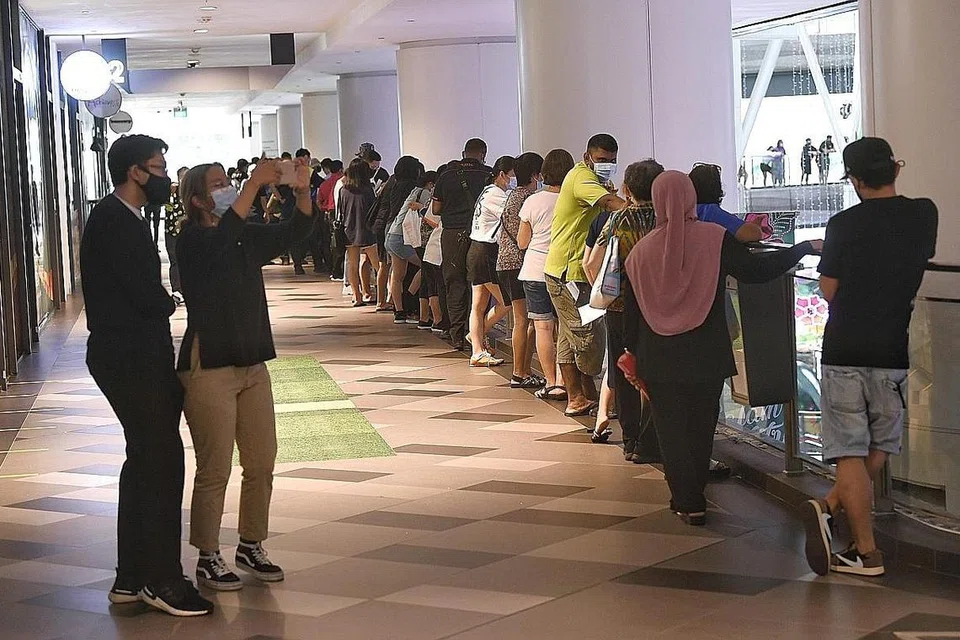 BERATUR UNTUK JALANI SWAB: Orang ramai beratur untuk menjalani ujian swab Covid-19 di Our Tampines Hub setelah Kementerian Kesihatan (MOH) meminta semua kakitangan, penyedia khidmat dan kakitangan penyewa di pusat itu untuk diuji memandangkan kes Covid-19 yang berpotensi meningkat. - Foto BH oleh KHALID BABA