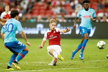 DAPAT TUMPUAN: Pemain muda Arsenal, Emile Smith Rowe (jersi merah) beraksi dalam perlawanan menentang Atletico Madrid di Stadium Negara kelmarin. Rowe membuat penampilan pertamanya dalam skuad senior dan persembahan beliau tidak menghampakan selepas menjaringkan gol penyamaan Arsenal dalam perlawanan tersebut. - Foto REUTERS