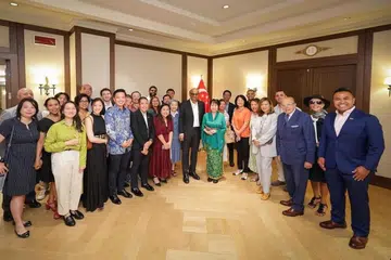 Presiden Tharman Shanmugaratnam (tengah) dan isteri, Puan Jane Ittogi, bertemu sekumpulan warga Singapura yang berada di Rome dalam satu majlis jamuan pada 23 Jun. 