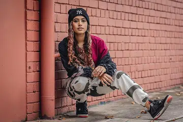 TIDAK HENTI BERKARYA: Qis Maraj yang pernah ditegur lelaki yang menganggap hip-hop tidak sesuai buat wanita tidak mempedulikan pandangan tersebut dan bangga dengan penerbitan album EP sulungnya, SYG. - Foto-foto BM oleh NUR DIYANA TAHA 