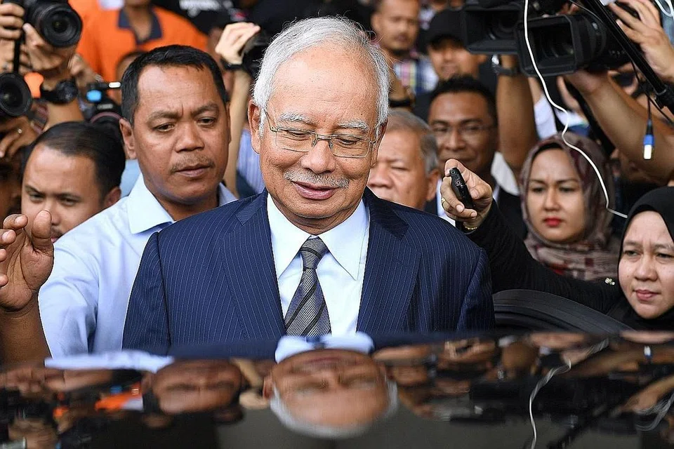 SEMASA HADAPI TUDUHAN LALU: Terbaru pula bekas perdana menteri Malaysia, Datuk Seri Najib Tun Razak, kelmarin menghadapi tiga tuduhan tambahan melibatkan pengubahan wang haram berjumlah RM47 juta ($15.5 juta) lima tahun lalu. - Foto AFP