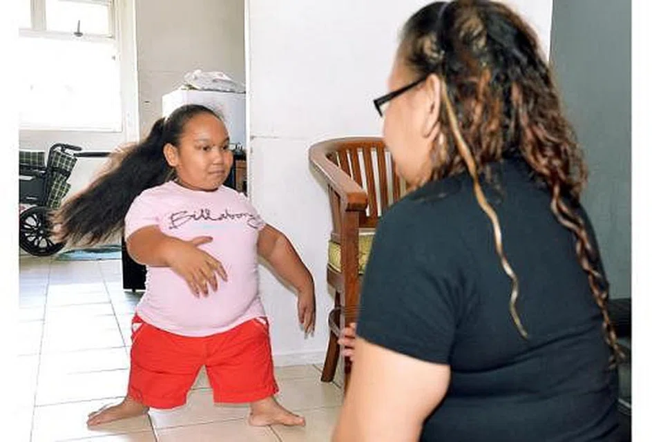 BOLEH BERJALAN: Selepas menjalani pelbagai pembedahan, akhirnya Nuralysya dapat berjalan dengan sendiri meskipun tidak begitu laju. Bersamanya ialah ibunya, Cik Siti Mazurah Mohd Zailan. 