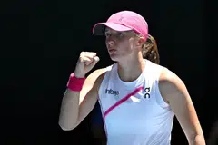 BERJAYA MARA: Pemain nombor satu dunia, Iga Swiatek dari Poland, mengalahkan pencabarnya dari Amerika, Sofia Kenin, 7-6(2), 6-2 dalam aksi pembukaan Terbuka Australia di Arena Rod Laver pada 16 Januari.