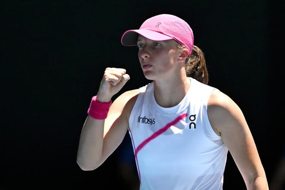 BERJAYA MARA: Pemain nombor satu dunia, Iga Swiatek dari Poland, mengalahkan pencabarnya dari Amerika, Sofia Kenin, 7-6(2), 6-2 dalam aksi pembukaan Terbuka Australia di Arena Rod Laver pada 16 Januari.