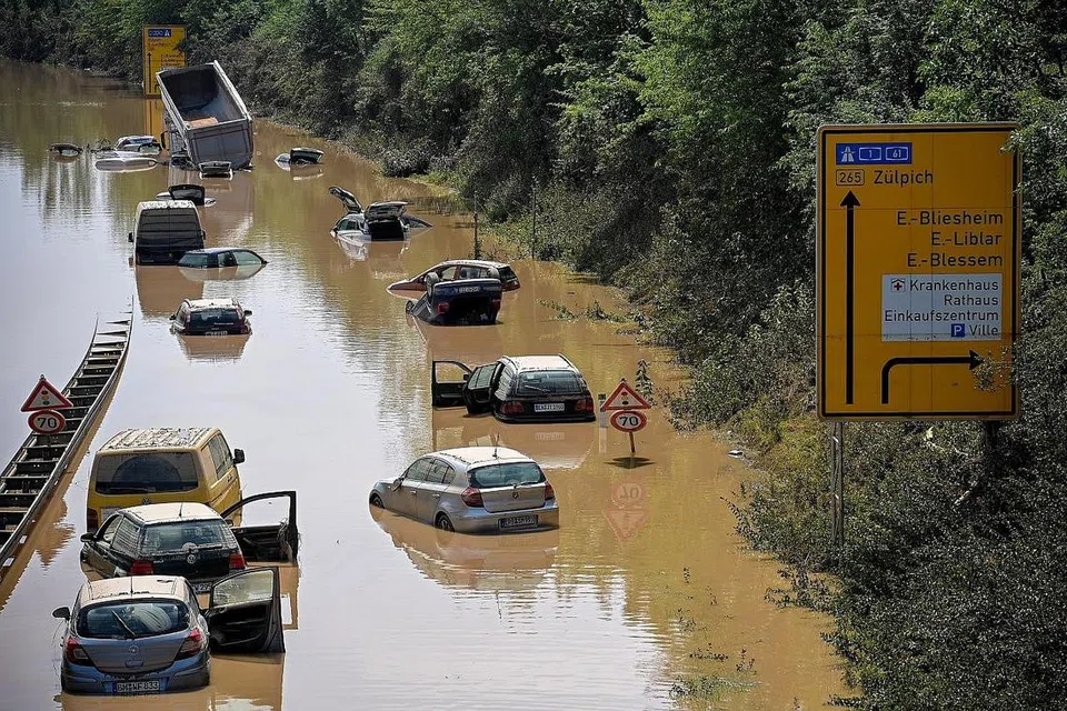 KEMUSNAHAN BESAR: Kenderaan karam di lebuh raya yang dilanda banjir selepas hujan lebat berterusan di Erftstadt, Jerman, pada 17 Julai. - Foto EPA-EFE