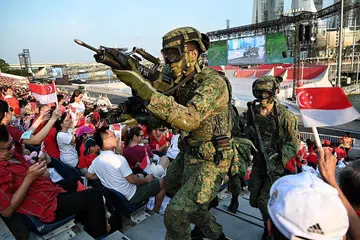SENTIASA BERSEDIA: Encik Lee menekankan bahawa rakyat Singapura harus pandang serius terhadap Perkhidmatan Negara (NS), dan memastikan Angkatan Bersenjata Singapura (SAF) dan Home Team kekal kukuh dan berwibawa .- Foto BH oleh KUA CHEE SIONG