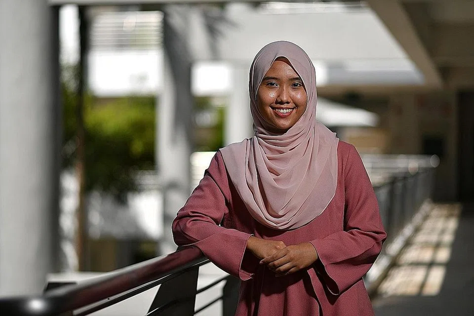 TEKUN DAN KONSISTEN: Pelajar Maktab Rendah Jurong Pioneer, Julia Azura Abdul Rahman, ingin ke Universiti Nasional Singapura untuk belajar bidang kerja sosial.