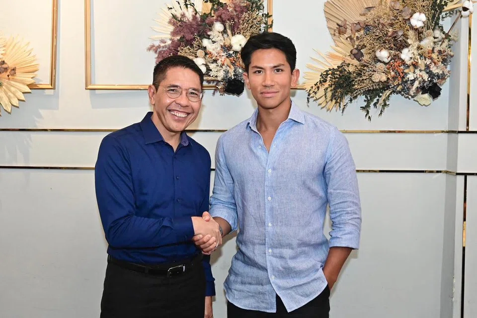 HUBUNGAN DUA HALA: Menteri di Pejabat Perdana Menteri yang juga Menteri Kedua (Ehwal Luar merangkap Pendidikan), Dr Mohamad Maliki Osman (kiri) menyambut Putera Brunei, Putera Abdul Mateen Bolkiah (kanan), ketika beliau melawat Singapura pada Selasa.