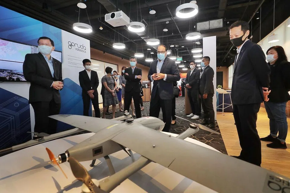  GALAK INOVASI: Encik Iswaran (tengah) bersama Ketua Eksekutif IMDA, Encik Lew Chuen Hong (kiri), dan Ketua Pegawai Eksekutif Kumpulan CapitaLand, Encik Lee Chee Koon (kanan) di acara perasmian Makmal Inovasi Bersama Bandar Bijak yang terletak di Taman Sains Singapura semalam. - Foto BH oleh GAVIN FOO