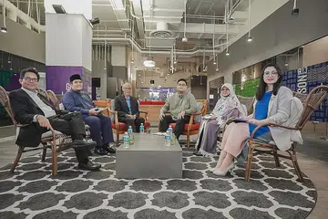 Encik Masagos Zulkifli (dua dari kiri) disertai (dari kiri) Encik Abdul Rohim Sorip, Ustaz Irwan Hadi Mohd Shuhaimy, Encik Nazri Hadi Saparin, Ustazah Kalthom Muhammad Isa, dan Cik Hazlina Abdul Halim dalam perbincangan pascaRapat Hari Kebangsaan berhubung pemansuhan Seksyen 377A anjuran Berita Harian semalam. - Foto BH oleh NUR DIYANA TAHA
