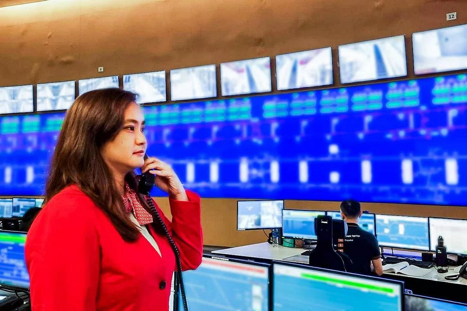  NADI PUSAT OPERASI: Cik Nurasyikin Liyana Masturah Jumari dan pasukannya mempunyai tugas mencabar memastikan pergerakan kereta api lancar dan selamat. - Foto SMRT