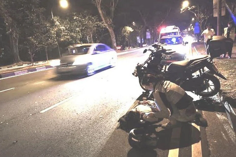 Polis berkata pihaknya dimaklumkan tentang kejadian pada Sabtu malam yang melibatkan sebuah motosikal di Upper Thomson Road menuju ke Thomson Road. - Foto ROADS.SG/FACEBOOK