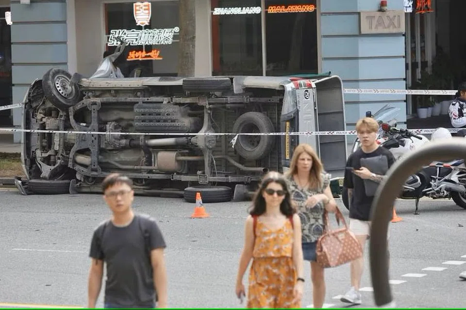TERBALIK : Tiada orang awam cedera dalam kemalangan pada Rabu.