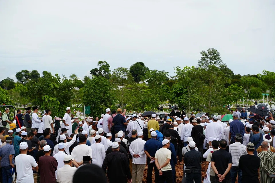 Umat Islam berhimpun di Pusara Aman pada 19 Disember untuk memberi penghormatan terakhir dan menyaksikan pengebumian Allahyarham Ustaz Tengku Mohamad Fouzy Tengku Mahid Jumat yang meninggal dunia pada 18 Disember.