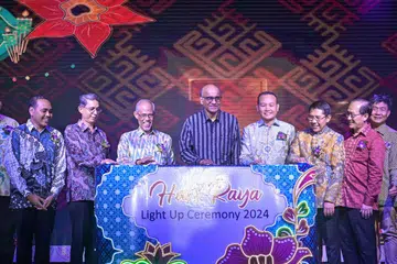 Penyalaan Lampu Hari Raya Geylang Serai 2024 oleh Presiden Tharman Shanmugaratnam (empat dari kiri) di Wisma Geylang Serai. Bersama beliau (dari kiri) Anggota Parlimen (AP) Encik Zhulkarnain Abdul Rahim (GRC Chua Chu Kang); Menteri Negara (Ehwal Dalam Negeri merangkap Pembangunan Negara), Profesor Madya Dr Muhammad Faishal Ibrahim; Menteri Bertanggungjawab bagi Ehwal Masyarakat Islam, Encik Masagos Zulkifli Masagos Mohamad; Encik Mohd Fahmi Aliman; Menteri Kedua (Ehwal Luar merangkap Pendidikan), Dr Mohamad Maliki Osman; AP SMC Mountbatten, Encik Lim Biow Chuan; dan Ketua Pengarah Eksekutif Persatuan Rakyat (PA), Encik Jimmy Toh.