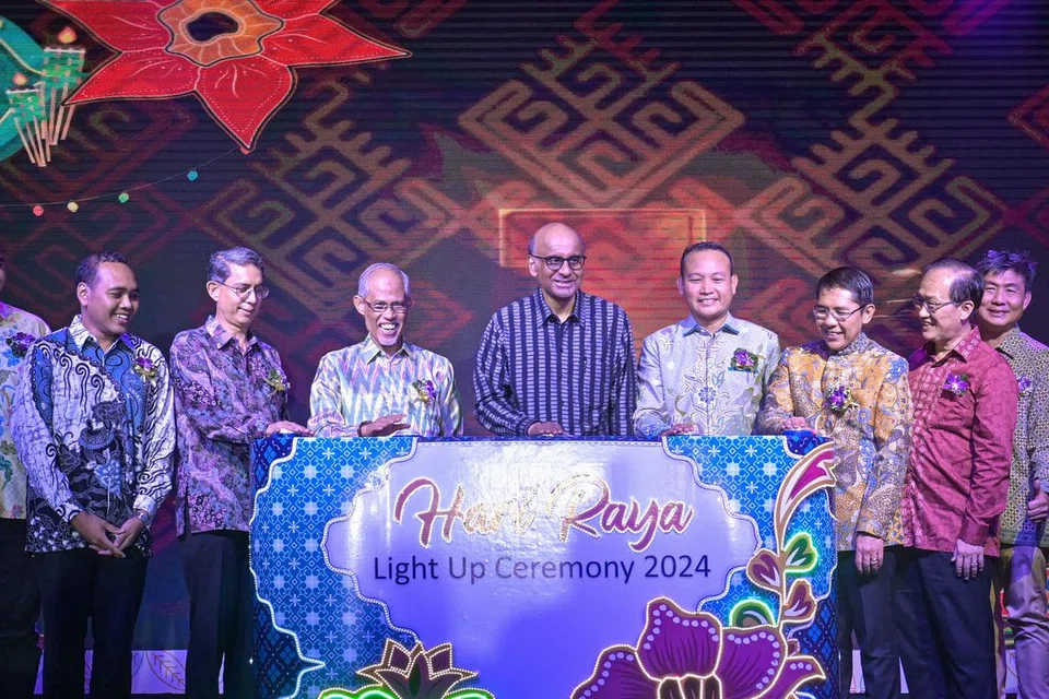 Penyalaan Lampu Hari Raya Geylang Serai 2024 oleh Presiden Tharman Shanmugaratnam (empat dari kiri) di Wisma Geylang Serai. Bersama beliau (dari kiri) Anggota Parlimen (AP) Encik Zhulkarnain Abdul Rahim (GRC Chua Chu Kang); Menteri Negara (Ehwal Dalam Negeri merangkap Pembangunan Negara), Profesor Madya Dr Muhammad Faishal Ibrahim; Menteri Bertanggungjawab bagi Ehwal Masyarakat Islam, Encik Masagos Zulkifli Masagos Mohamad; Encik Mohd Fahmi Aliman; Menteri Kedua (Ehwal Luar merangkap Pendidikan), Dr Mohamad Maliki Osman; AP SMC Mountbatten, Encik Lim Biow Chuan; dan Ketua Pengarah Eksekutif Persatuan Rakyat (PA), Encik Jimmy Toh.