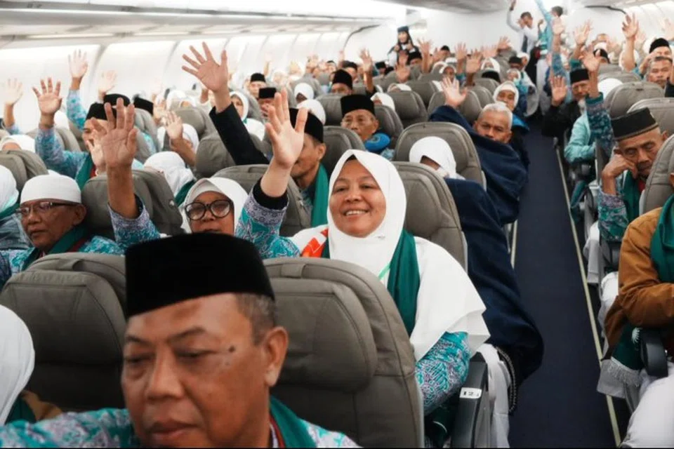 Kumpulan jemaah haji bagi musim 2024 ini dilihat berada di dalam pesawat sebagai permulaan kepada perjalanan mereka ke tanah suci. Mereka merupakan sebahagian daripada ratusan ribu anggota jemaah Indonesia yang melaksanakan ibadah haji di kota suci Makkah dan Madinah, setelah melalui proses persiapan intensif termasuk bimbingan ibadah, pemeriksaan kesihatan dan taklimat keselamatan. 