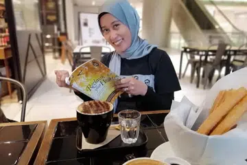 TUGASAN MEMBERI SENYUMAN: Apabila mengenang semula pencapaian menerbitkan Anugerah Planet Muzik (APM) dan terlibat juga dalam memajukan bakat Singapura, Aura Shai bersyukur amanah itu dapat dilaksanakan.