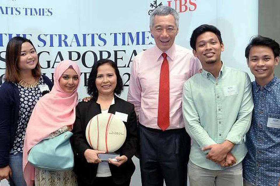 Cik Noriza bersama Perdana Menteri Lee Hsien Loong serta tiga daripada lima anak beliau, (dari kanan) Mohammad Nazri Zul, Mohammad Harifh Hafizam Zul dan Nur Liyana Zul, serta bakal menantu, Nurul Atiqah (bertudung). Gambar JOHARI RAHMAT