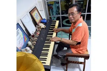 TURUT BANTU YANG MEMERLUKAN MELALUI MUZIK: Razzi M turut terlibat menganjurkan Festival Muzik Amal (CMF) bagi mengumpul dana membantu rakan seni yang memerlukan bantuan kewangan rawatan kesihatan. Antara penerima lalu CMF adalah pemain bes Black Dog Bone, Hamid Ahmad, yang kini telah dapat berjalan dengan bantuan kaki palsu. Gambar kiri Black Dog Bone di zaman kegemilangannya Masron Matali, Razzi M, Michael Heng, James Chai and Jatt Ali.- Foto M.O. SALLEH dan fail