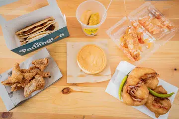 Pelbagai makanan yang boleh didapati dengan harga $5 ke bawah di bazar Geylang Serai termasuk kulit ayam, Tacos, Corndog, wade udang, dan Cheese Coin Waffles. 