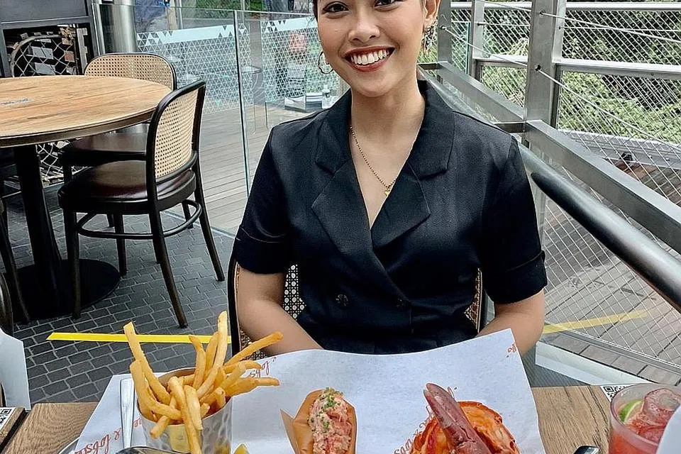 Cik Nur Siti Farizah Dollah.