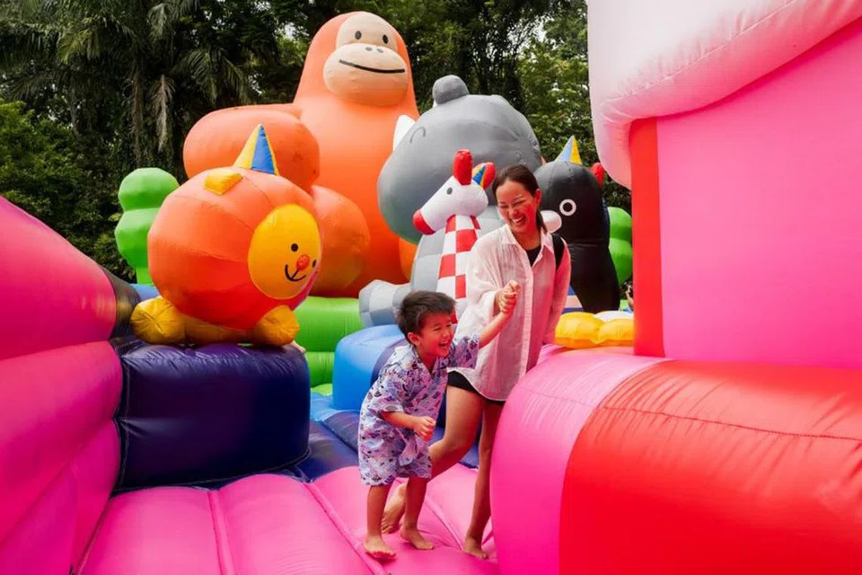 ‘BOUNCY CASTLE’: Kanak-kanak berpeluang bermain di taman permainan sepanjang 21 meter serta menyaksikan arca seni gelembung angin yang memaparkan watak-watak Art-Zoo di keliling Taman Haiwan Singapura. 