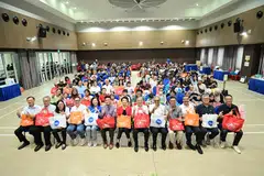 Sekitar 290 keluarga dan 60 kanak-kanak menerima pek hadiah daripada kakitangan syarikat farmaseutikal antarabangsa, Procter & Gamble, semasa majlis pelancaran Festive Cheers @ South West anjuran Majlis Pembangunan Masyarakat (CDC) South West di Kelab Masyarakat Hillview pada 23 November. Turut hadir ialah tetamu terhormat, Timbalan Perdana Menteri merangkap Menteri Perdagangan dan Perusahaan, Encik Gan Kim Yong (enam dari kanan) dan Menteri Negara Kanan (Perdagangan dan Perusahaan merangkap Kebudayaan, Masyarakat dan Belia), Cik Low Yen Ling (tujuh dari kanan), yang juga Mayor CDC South West.