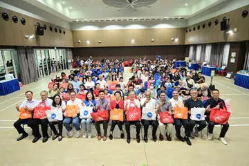 Sekitar 290 keluarga dan 60 kanak-kanak menerima pek hadiah daripada kakitangan syarikat farmaseutikal antarabangsa, Procter & Gamble, semasa majlis pelancaran Festive Cheers @ South West anjuran Majlis Pembangunan Masyarakat (CDC) South West di Kelab Masyarakat Hillview pada 23 November. Turut hadir ialah tetamu terhormat, Timbalan Perdana Menteri merangkap Menteri Perdagangan dan Perusahaan, Encik Gan Kim Yong (enam dari kanan) dan Menteri Negara Kanan (Perdagangan dan Perusahaan merangkap Kebudayaan, Masyarakat dan Belia), Cik Low Yen Ling (tujuh dari kanan), yang juga Mayor CDC South West.