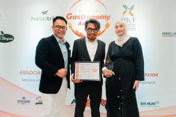 (Dari kiri) Presiden Persekutuan Kulinari Halal Singapura, Cef Muhammad Kamal Khamis; Pemilik ASAP & CO, Encik Isrudy Shaik; dan Ketua Perkongsian Strategik dan Projek di HalalTrip, Cik Raudha Zaini.