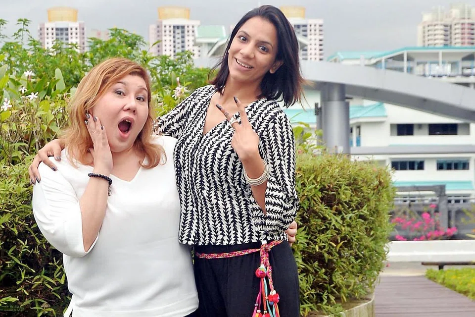 PINTAR, BUKAN BADUT: Ratu Komedi 'Stand-Up' Malaysia, Joanne Kam (kiri), dan Ratu Komedi 'Stand-Up' Singapura, Sharul Channa, akur tugas menghibur penonton dalam persembahan komedi stand-up wanita 'Laugh You Long Time' memerlukan ketangkasan fikiran. - Foto KHALID BABA