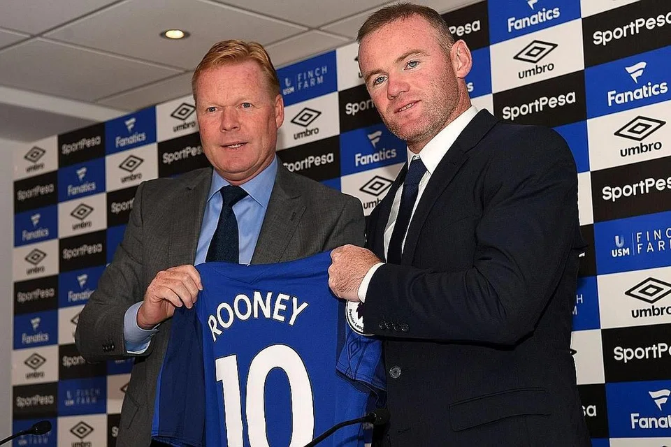 Wayne Rooney (kanan).