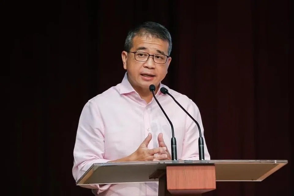 JALANI PEMASANGAN STEN: Encik Edwin Tong menjalani prosedur pemasangan sten bagi merawat arteri koronari yang tersumbat. 