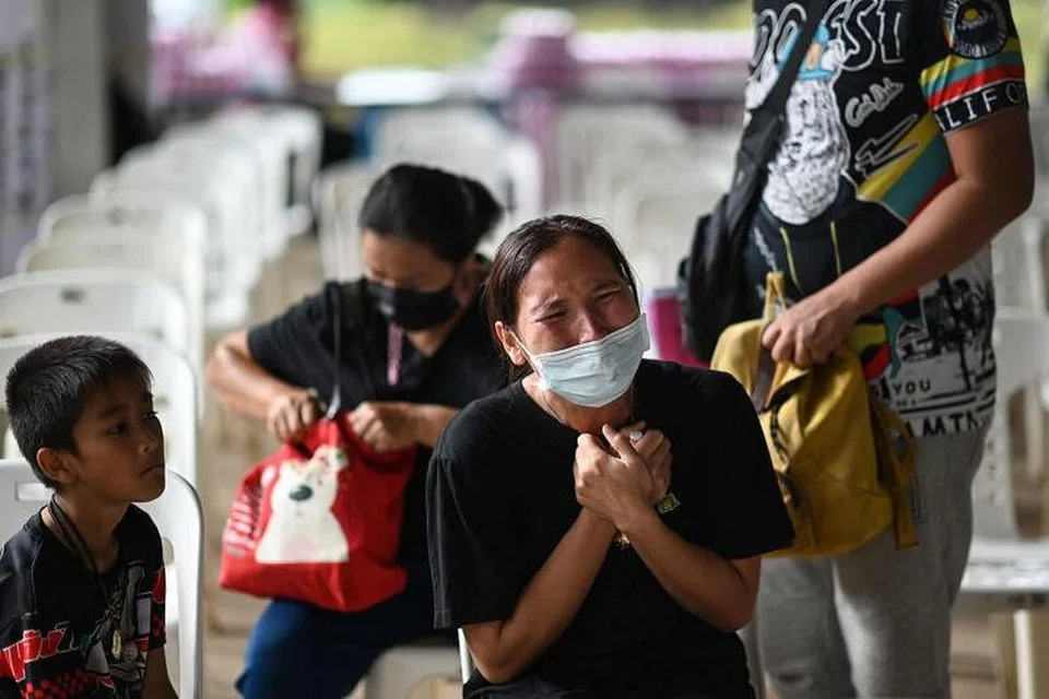 HANCUR HATI: Seorang ibu yang anaknya terkorban tidak dapat menahan sebak pada Jumaat di luar tajaka wilayah Nong Bua Lam Phu, di mana seorang bekas pegawai polis telah membunuh sekurang-kurangnya 38 orang kelmarin, termasuk 22 kanak-kanak. - Foto AFP