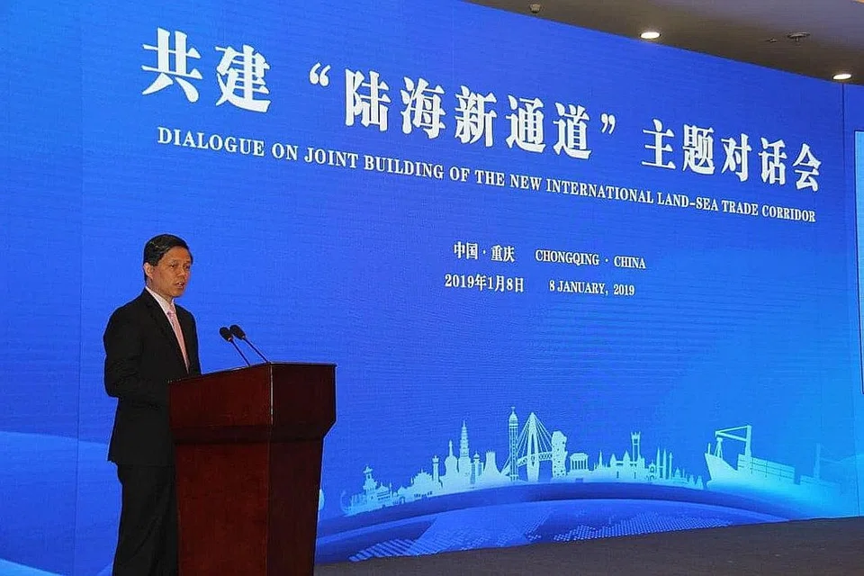 LALUAN MENJIMATKAN: Menteri Perdagangan dan Perusahaan Chan Chun Sing bercakap dalam satu forum di Chongqing, China, mengenai laluan perdagangan baru yang menghubungkan bahagian barat China ke Asia Tenggara, semalam. - Foto FACEBOOK CHAN CHUN SING