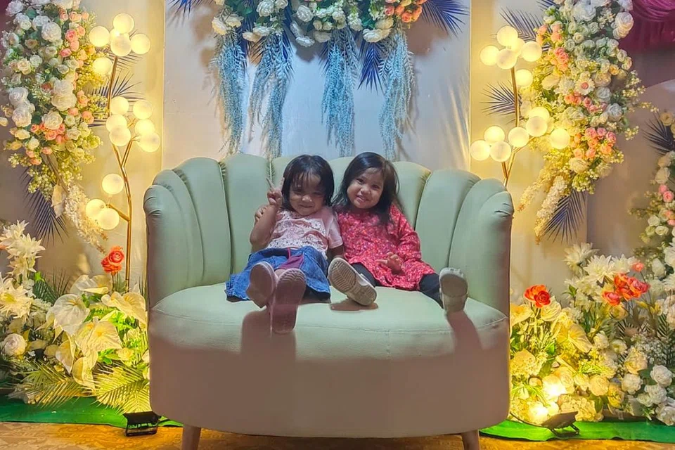 MESRA: Anak penulis, Munawwarah Mohammad Hanafi (kanan) bergambar bersama kawan barunya, Ica, di majlis perkahwinan di sebuah kampung di Batam, Indonesia. 