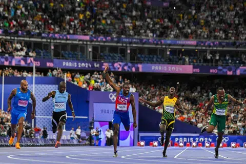 Noah Lyles (tengah) melintas garis tamat di depan (dari kiri) Lamont Marcell Jacobs dari Italy, Letsile Tebogo dari Botswana, Oblique Seville dari Jamaica dan Akani Simbine dari Afrika Selatam dalam acara final 100 meter di Stade de France pada 4 Ogos.