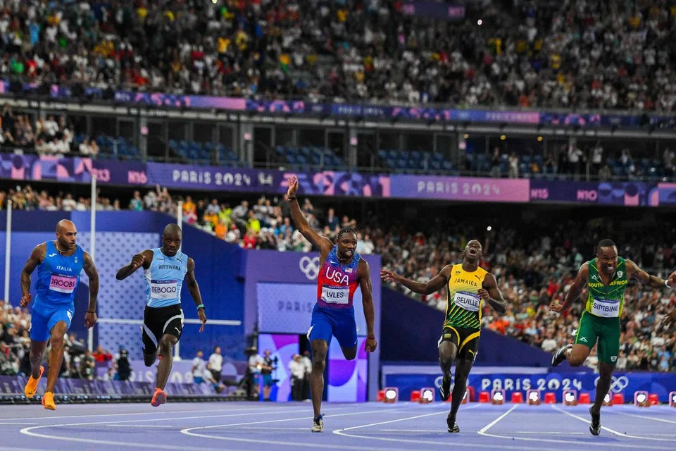 Noah Lyles (tengah) melintas garis tamat di depan (dari kiri) Lamont Marcell Jacobs dari Italy, Letsile Tebogo dari Botswana, Oblique Seville dari Jamaica dan Akani Simbine dari Afrika Selatam dalam acara final 100 meter di Stade de France pada 4 Ogos.