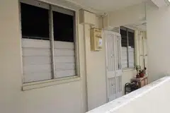 Wanita berusia 28 tahun ditemui terbaring kaku di dalam bilik tidur yang disewa di flat tingkat tiga di Circuit Road. ini pada 23 Mac lalu. Seorang suspek ditangkap di Malaysia Isnin (4 Apr) lalu dan telah diserah kepada polis Singapura. 