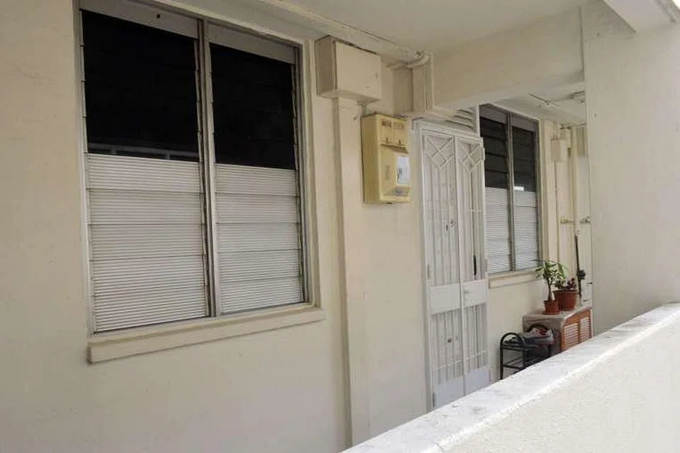 Wanita berusia 28 tahun ditemui terbaring kaku di dalam bilik tidur yang disewa di flat tingkat tiga di Circuit Road. ini pada 23 Mac lalu. Seorang suspek ditangkap di Malaysia Isnin (4 Apr) lalu dan telah diserah kepada polis Singapura. 