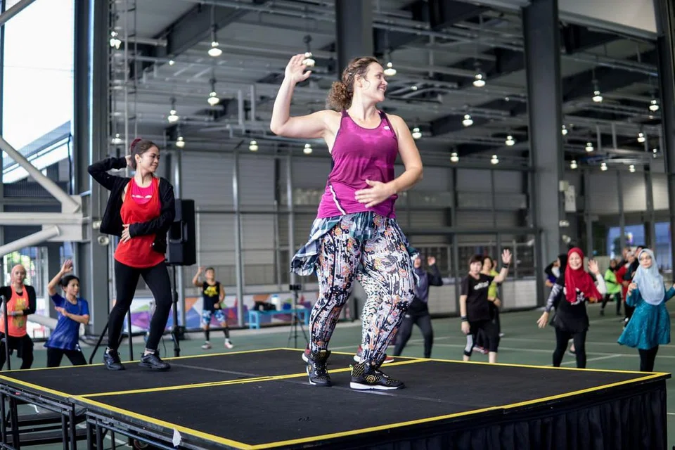 BERI SEMANGAT: Peserta bersemangat mengikut rentak dan gerakan salah seorang jurulatih zumba yang memimpin acara zumba di OTH Arena Sabtu lalu. - Foto BH oleh NUR DIYANA TAHA