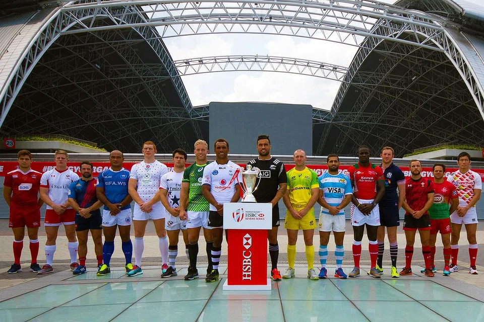 SIAP PUKUL CANANG: Kapten kesemua 16 pasukan yang bakal bertarung dalam Kejohanan Tujuh Sepasuk Dunia di Stadium Negara pada hujung minggu ini bergambar dalam sesi khas yang diadakan semalam. Peminat boleh menjangkakan ragbi kelab dunia dengan Fiji bersemangat mahu mempertahan kejuaraan yang dimenangi tahun lalu. Mereka, bagaimanapun, dijangka mendapat saingan sengit daripada beberapa 'kuasa' ragbi lain seperti Australia, Afrika Selatan dan New Zealand - negara paling berjaya dalam sejarah kejohanan ini dengan 12 kejuaraan sejak 1999/2000. - Foto WORLD RUGBY