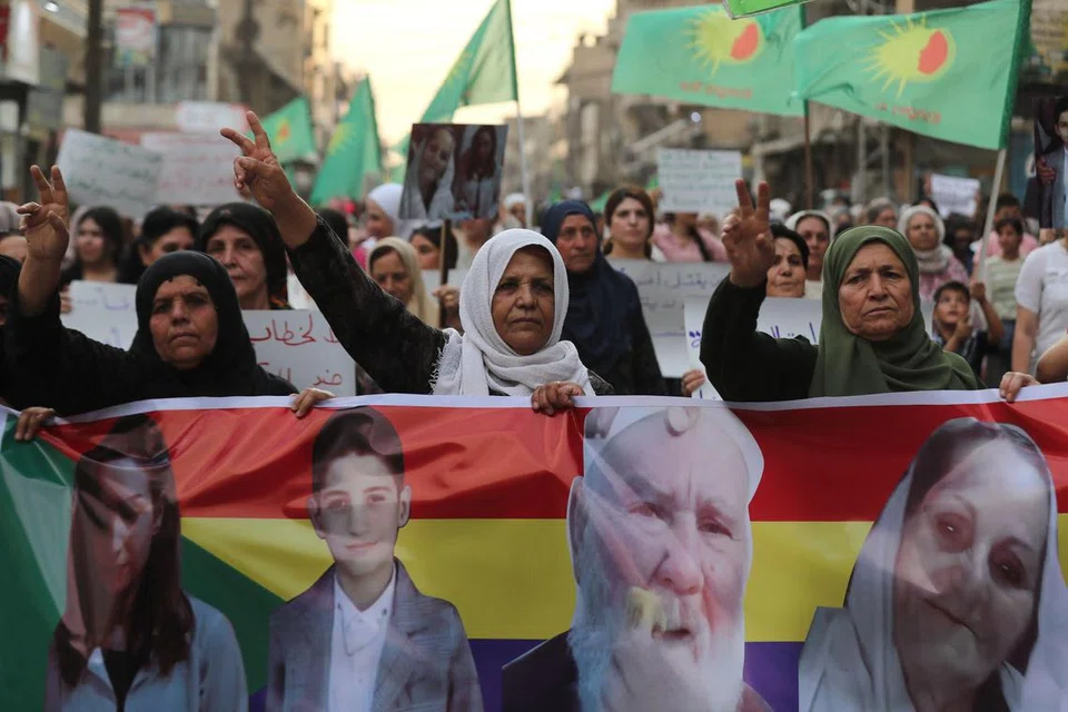 Wanita Kurdi Syria membawa plakad semasa perarakan sebagai tanda sokongan kepada penduduk Suweida di bandar timur Qamishli pada 17 Julai 2025. Tentera Syria telah berundur dari wilayah Suweida yang merupakan pusat komuniti Druze, atas arahan pemerintah selepas beberapa hari pertempuran berdarah yang mengorbankan lebih 500 nyawa.