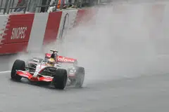 Pasukan Mercedes perlu mencari pengganti yang setanding jika tidak lebih baik daripada Lewis Hamilton yang akan berpindah ke Ferrari pada musim lumba 2025.