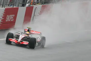 Pasukan Mercedes perlu mencari pengganti yang setanding jika tidak lebih baik daripada Lewis Hamilton yang akan berpindah ke Ferrari pada musim lumba 2025.