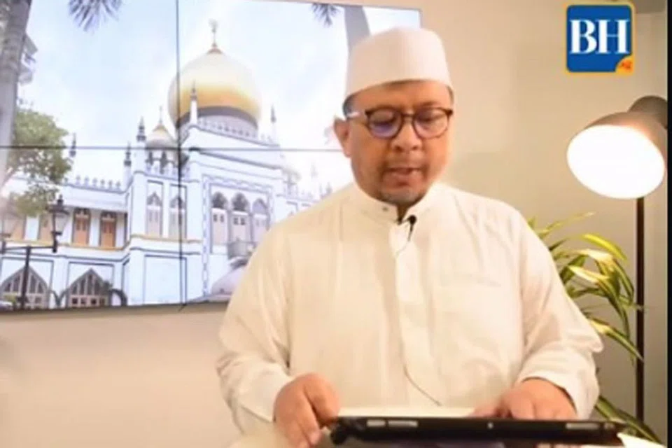 RAMADAN PERTAMA: Muslim Singapura menyambut Ramadan semalam dengan bersahur, berbuka puasa dan beribadah dirumah, dengan Timbalan Mufti Ustaz Dr Mohammad Hannan Hassan menyampaikan khutbah Jumaat pertama pada Ramadandalam satu rakaman di studio media Berita Harian. - Foto BH oleh ARIFFIN JAMAR, SYAZA NISRINA KHAIRUL LIZA